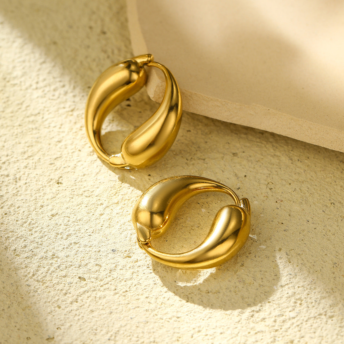 O-Shaped Teardrop Hoop Earrings - detail view